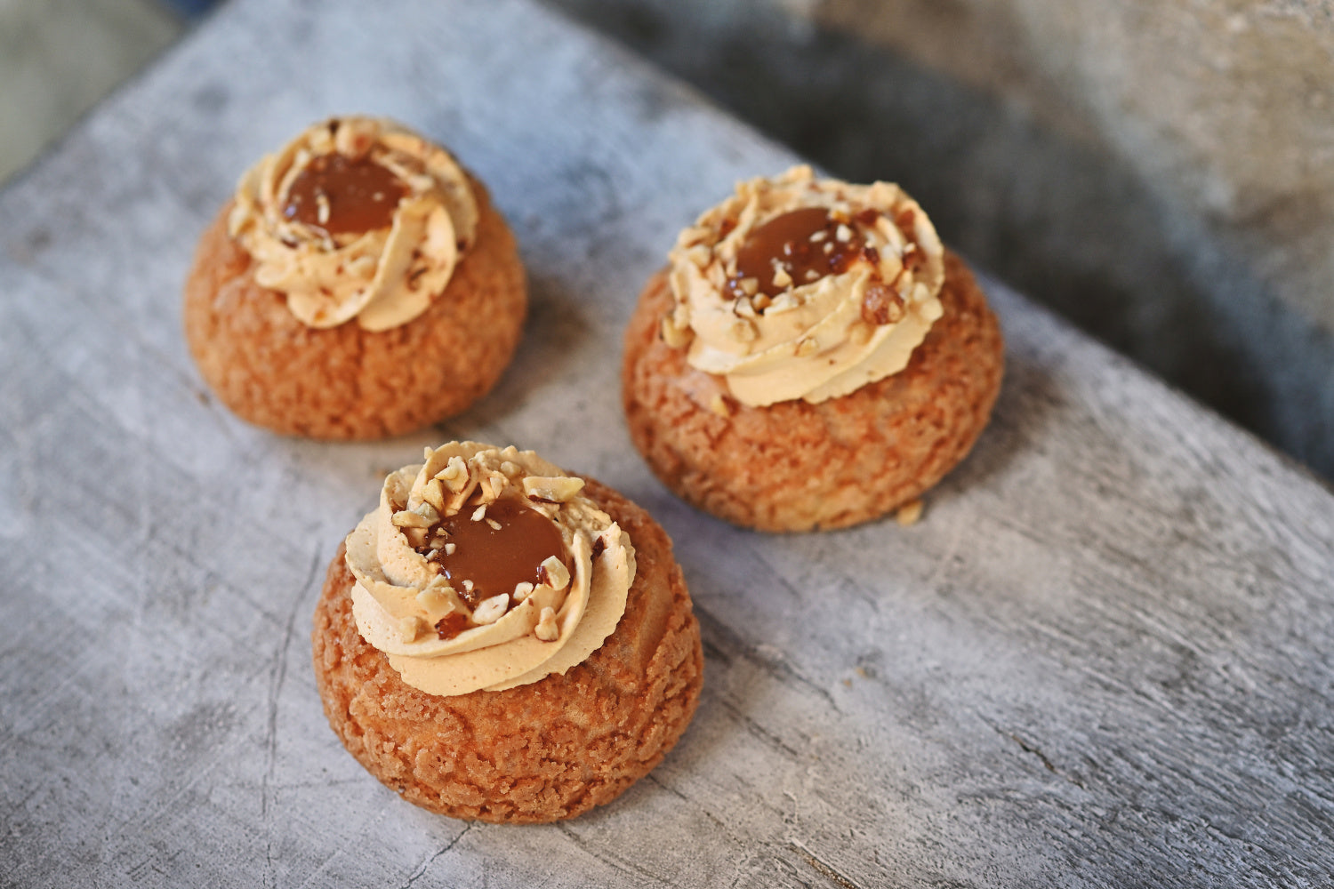 MINI CHOUX AU CRAQUELIN (KŘUPAVÝ VĚTRNÍČEK) - KARAMELOVÁ ŠLEHAČKA, SLANÝ KARAMEL