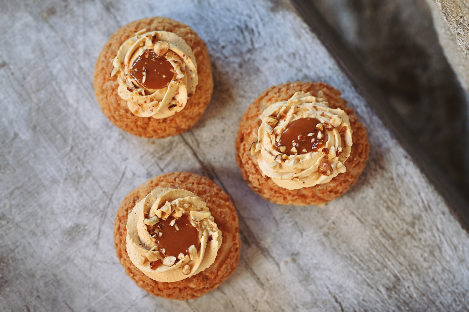 MINI CHOUX AU CRAQUELIN (KŘUPAVÝ VĚTRNÍČEK) - KARAMELOVÁ ŠLEHAČKA, SLANÝ KARAMEL