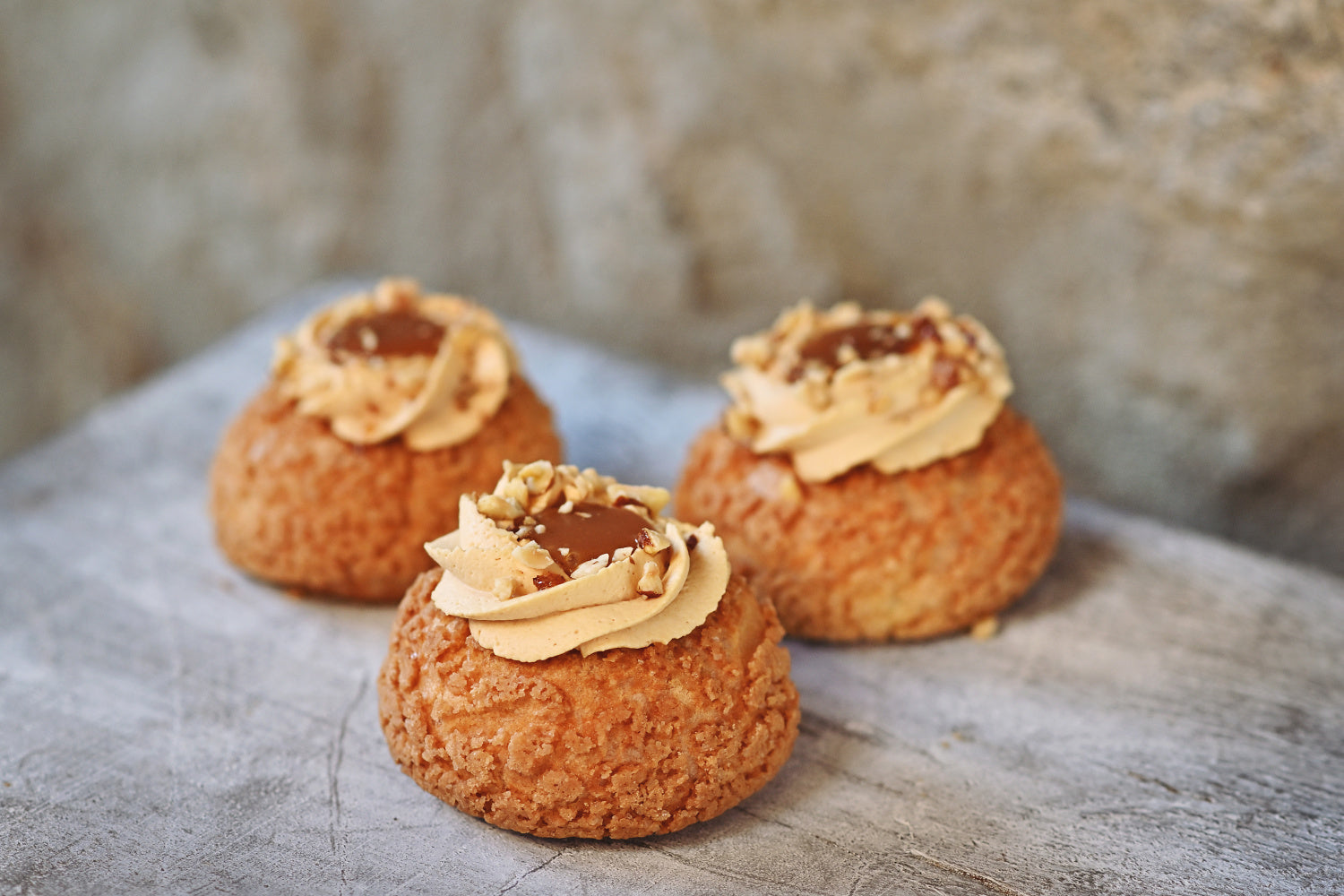 MINI CHOUX AU CRAQUELIN (KŘUPAVÝ VĚTRNÍČEK) - KARAMELOVÁ ŠLEHAČKA, SLANÝ KARAMEL