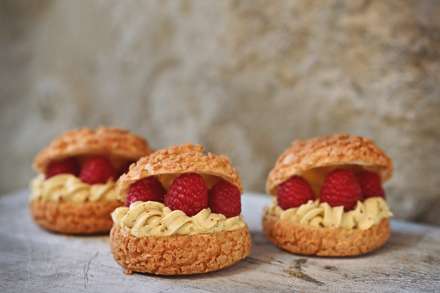 MINI CHOUX AU CRAQUELIN (KŘUPAVÝ VĚRNÍČEK) - PISTÁCIOVÝ KRÉM, MALINY