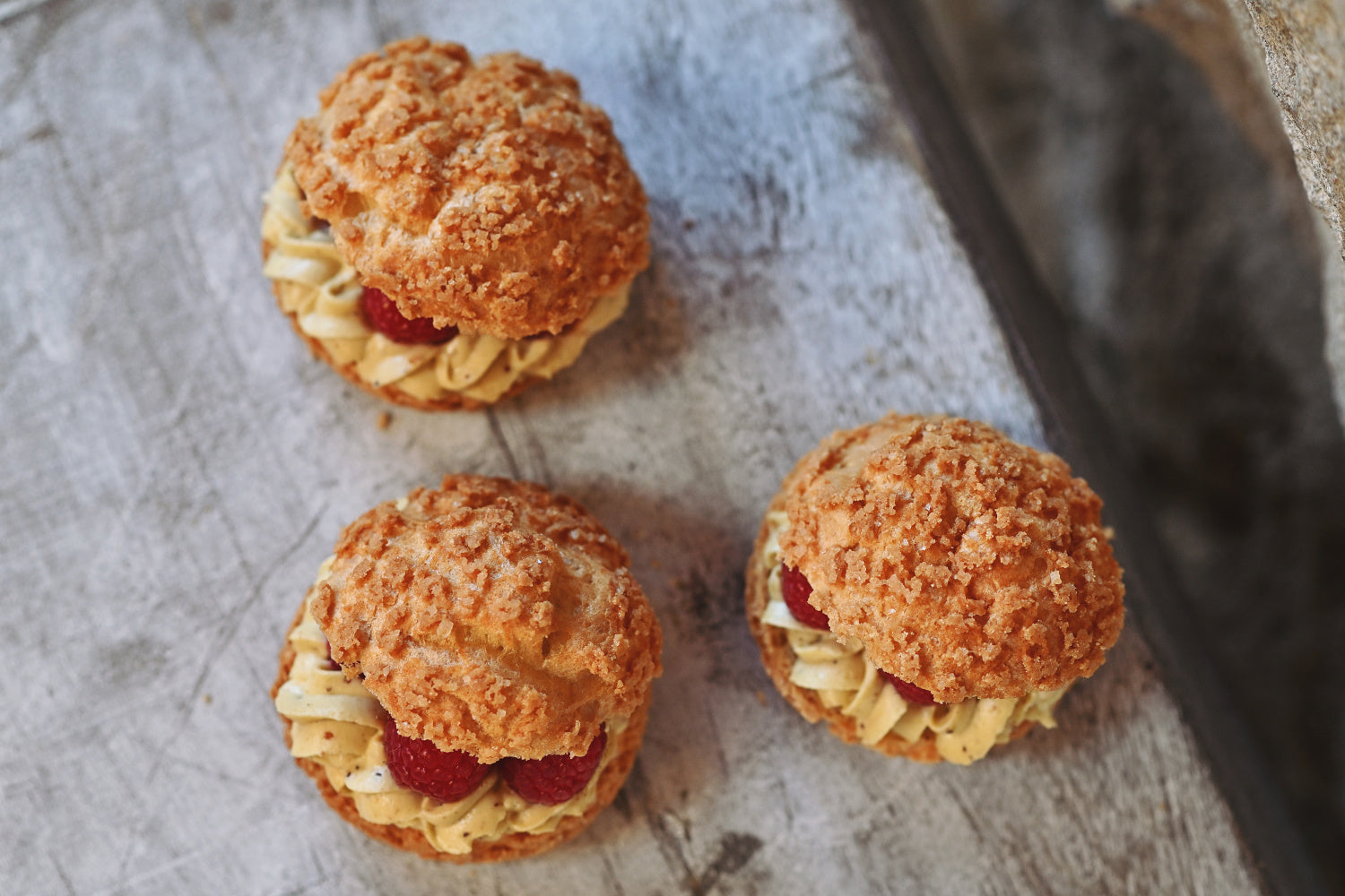 MINI CHOUX AU CRAQUELIN (KŘUPAVÝ VĚRNÍČEK) - PISTÁCIOVÝ KRÉM, MALINY