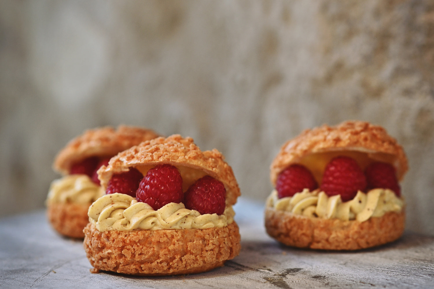 MINI CHOUX AU CRAQUELIN (KŘUPAVÝ VĚRNÍČEK) - PISTÁCIOVÝ KRÉM, MALINY