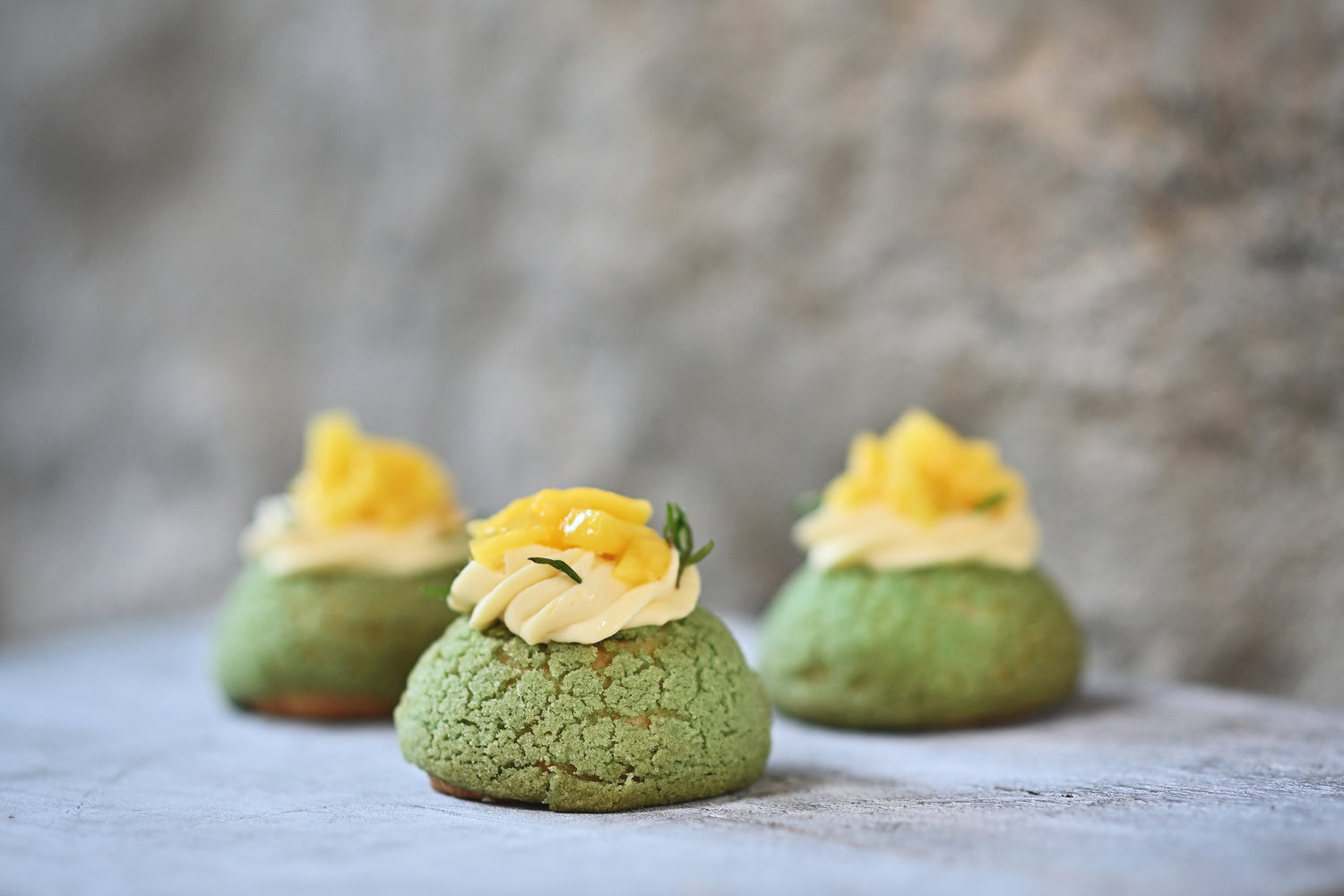 MINI CHOUXAU CRAQUELIN (KŘUPAVÝ VĚTRNÍČEK) -	ŠLEHANÁ MARACUJOVÁ GANACHE, MANGO TATARÁK