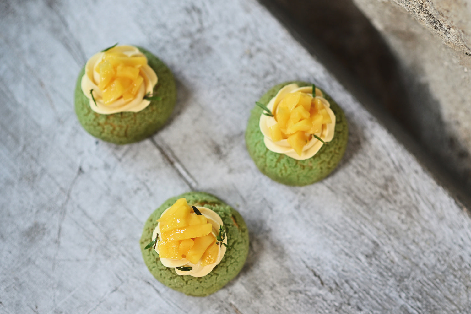 MINI CHOUXAU CRAQUELIN (KŘUPAVÝ VĚTRNÍČEK) -	ŠLEHANÁ MARACUJOVÁ GANACHE, MANGO TATARÁK