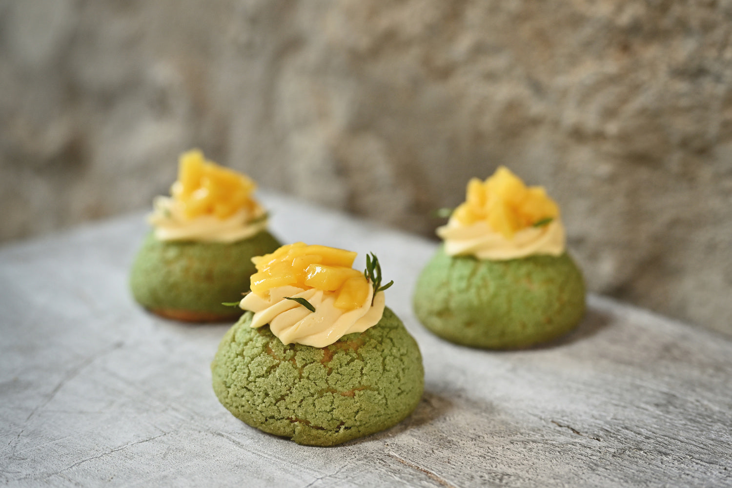 MINI CHOUXAU CRAQUELIN (KŘUPAVÝ VĚTRNÍČEK) -	ŠLEHANÁ MARACUJOVÁ GANACHE, MANGO TATARÁK