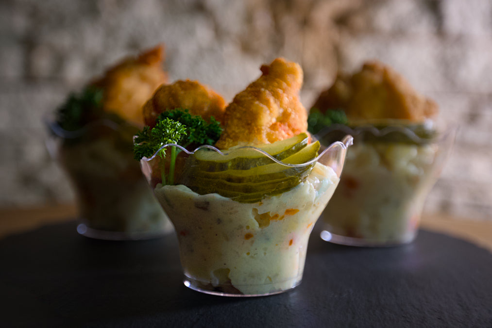 Bramborový salátek s kuřecím / vepřovým řízečkem a okurkou 9ks