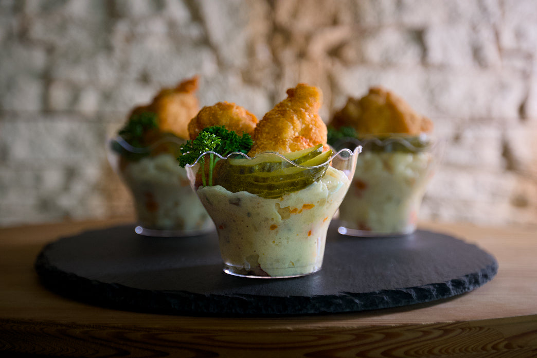 Bramborový salátek s kuřecím / vepřovým řízečkem a okurkou 9ks