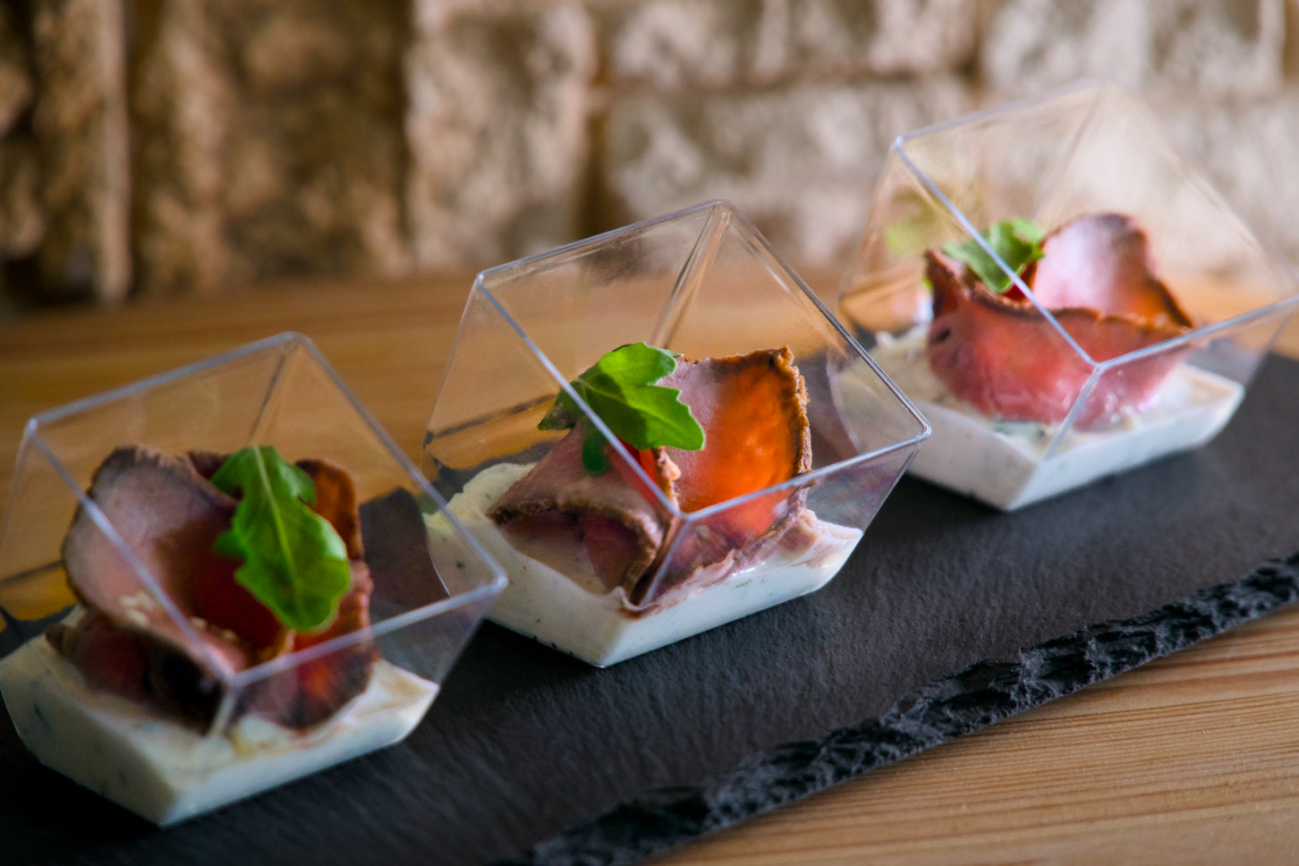 Roastbeef na česnekovém dipu 16ks