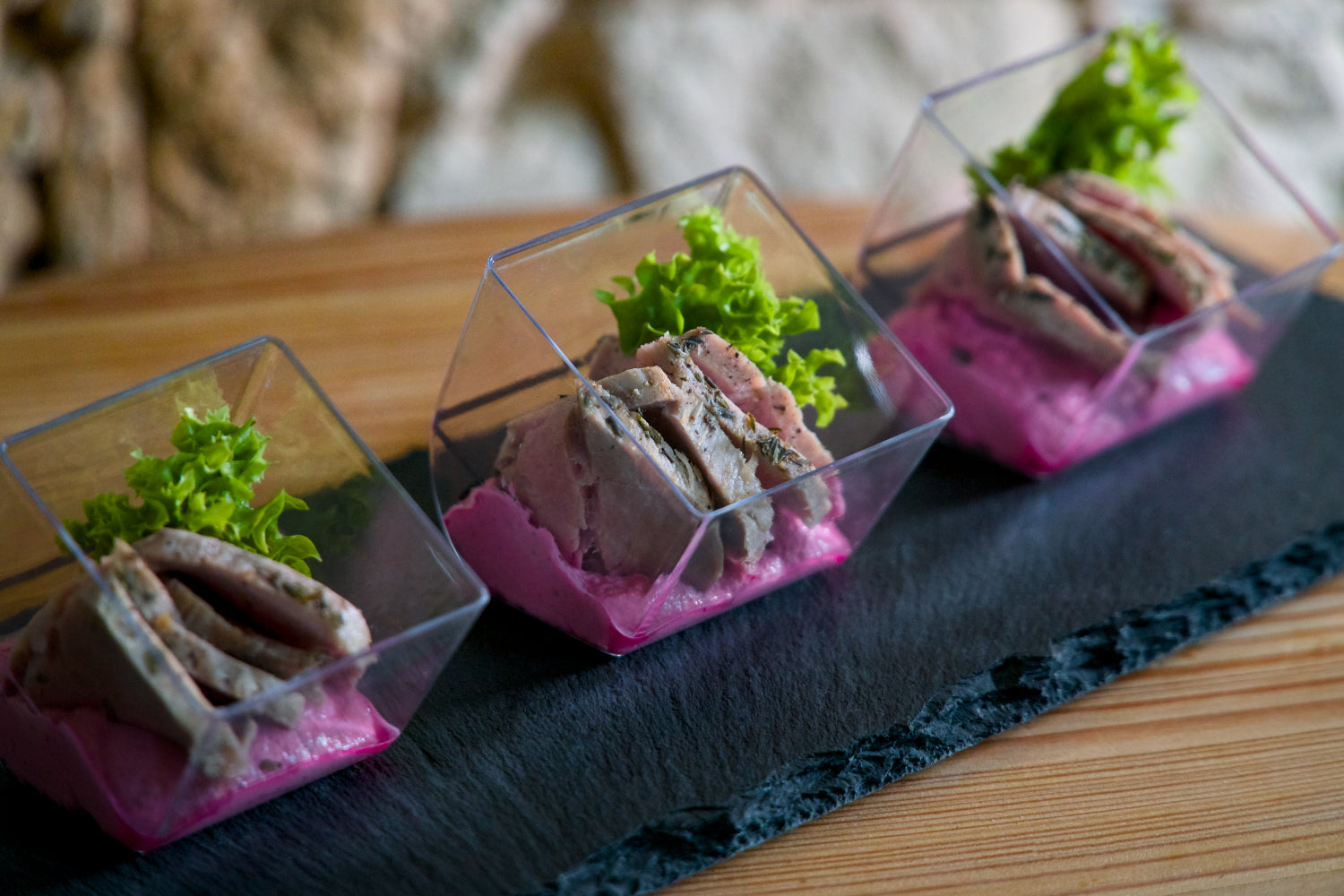 Vepřová panenka na krému z červené řepy 16ks